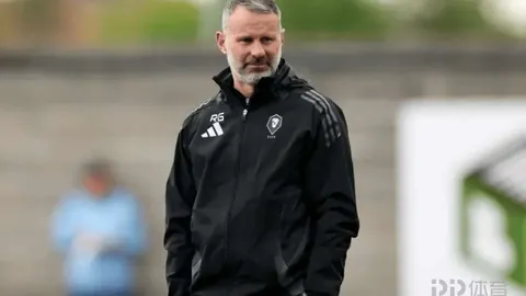 C罗乘坐私人飞机发现裂缝，紧急降落在曼彻斯特机场